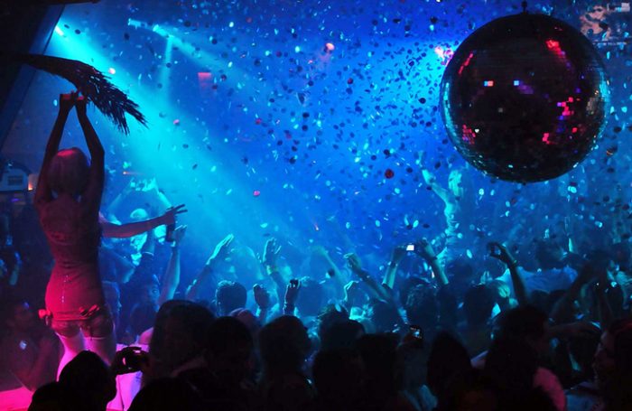 UNA NOCHE PARA BAILAR Y RECORDAR: LA FIESTA +40 LLEGA A CON CON