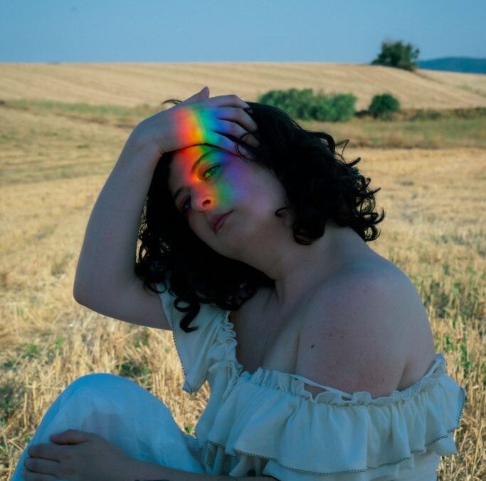 PAMELLE PRESENTA “FÍSICA” UNA ODA A LA EXISTENCIA DESDE EL NEO FOLK LATINOAMERICANO