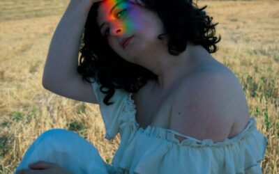 PAMELLE PRESENTA “FÍSICA” UNA ODA A LA EXISTENCIA DESDE EL NEO FOLK LATINOAMERICANO