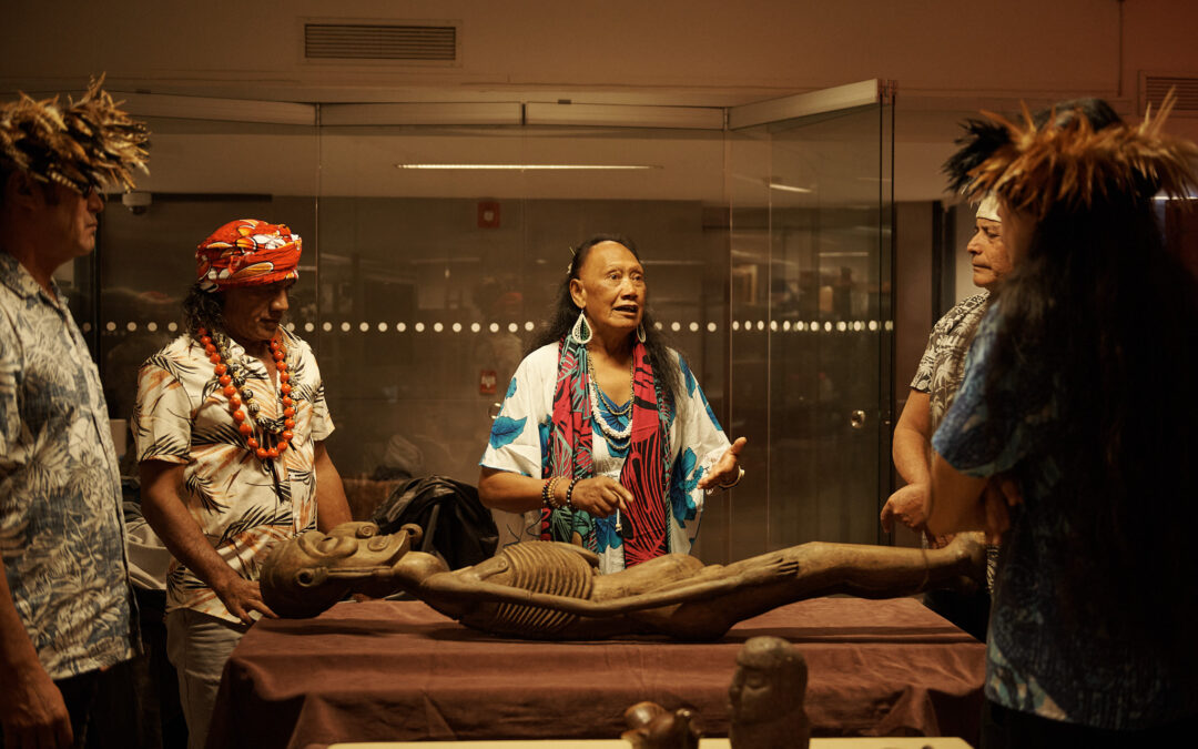 ARCHIVO VIVO: CULTORES DE LA ISLA DAN NUEVAS LECTURAS A LA COLECCIÓN RAPANUI